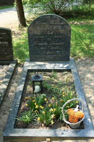 Klik voor foto in apart venster grafsteen_helena_frederika_van_den_berg_en_cornelis_leendert_van_otterlo.jpg