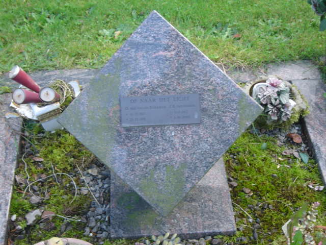 Klik voor foto in apart venster grafsteen_j.b._van_otterlo_-_g._van_otterlo_-_brinkhuis.jpg