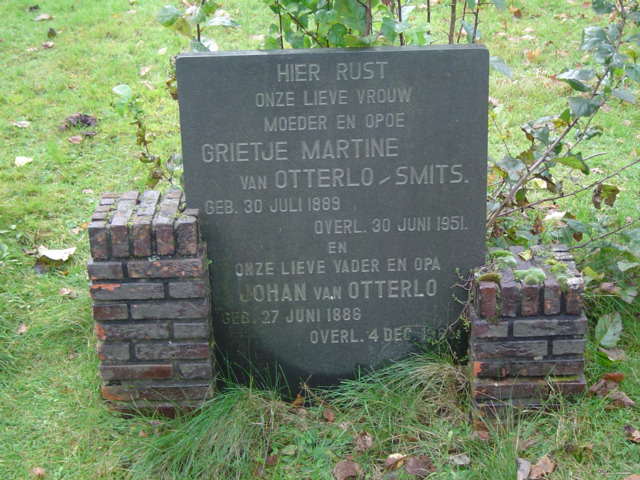 Klik voor foto in apart venster grafsreen_j._van_otterlo_-_g.m._van_otterlo_-_smits.jpg